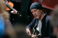 Sprachlos in Irland – Max (Götz Schubert) spielt im Pub