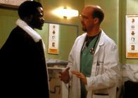 Emergency Room – Dr. Greene (Anthony Edwards, r.) versucht mit allen Mitteln, Mobalages (Djimon Hounsou, l.) Erinnerungen wachzurütteln.
