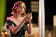 Hacks – Ava (Hannah Einbinder) versucht DJ von einer impulsiven Entscheidung abzubringen, doch als alles nichts hilft, schaltet sie Deborah per Video-Call dazu.
