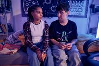 neoriginal: Like a Loser – Die Party ist vorbei, Lea (Sira Anna Faal, l.) und Ernst (Diyar Ilhan, r.) sitzen gemeinsam auf seinem Bett. Eine seltene Gelegenheit für Ernst, seinem Schwarm näherzukommen. Jetzt bloß nichts falsch machen.
