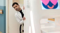 In aller Freundschaft – Dr. Ilay Demir (Tan Caglar) hat "Geister" heraufbeschworen, derer er nun Herr werden muss.