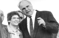Die Unbeugsamen – Rita Süssmuth und Helmut Kohl (v. l.) am 23.04.1990 in Wolfsburg.