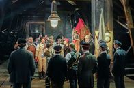 Charité – Georg Tischendorf (Maxilmilian Meyer-Bretschneider, M.) tritt seinem Vater (Sebastian Kowski, r.) zuliebe in eine schlagende Verbindung ein.