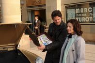 SOKO Stuttgart – Kurz bevor sich Riccarda Lenné (Gudrun Landgrebe) ins Ausland absetzen kann, stellt sie Kommissar Jo Stoll (Peter Ketnath) vor ihrem Auktionshaus. Sie hat einen Koffer voller Bargeld bei sich. Woher stammt dieses Geld?