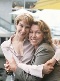 Die Eltern der Braut – Endlich wieder ein Herz und eine Seele: Charlotte Hansen (Gaby Dohm, li.) und Töchterchen Sandra (Chiara Schoras).