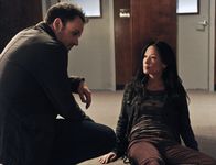 Elementary – Gemeinsam ermitteln sie in einem neuen Fall, in dem ein einbruchssicherer Banktresor geknackt wurde: Sherlock Holmes (Jonny Lee Miller, l.) und Joan Watson (Lucy Liu, r.) ...