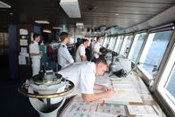 Verrückt nach Meer – Die Grand Lady nimmt Kurs auf Pago Pago in der Südsee. Auf der Brücke macht sich die Crew bereit.
