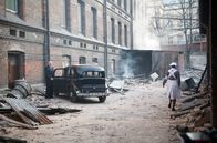 Charité – Die Charité wird bombardiert, Sauerbruchs Chauffeur Kobov (Veit Stübner) fährt vor.