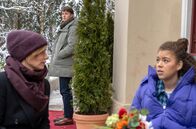 Sturm der Liebe – Philipp (Robin Schick, hinten M.) ist betroffen, als er begreift, dass Ana (Soluna-Delta Kokol, r. mit Isabell Stern, l.) seinetwegen leidet.