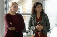 In aller Freundschaft – Miriam Schneider (Christina Petersen, li.) und Rieke Machold (Liza Tzschirner, re.) erfahren gerade, dass sich bei ihrem Pflegesohn ein Lungenödem entwickelt hat und ins Koma gelegt werden muss.