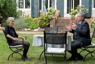 Der Staatsanwalt – Der Staatsanwalt und die Mutter des Toten im Garten: Hedi Kriegeskotte als Ilse Dittmann, Rainer Hunold als Bernd Reuther