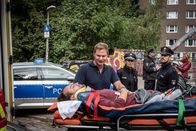 Notruf Hafenkante – Jetzt ist Eile geboten: Während der Behandlung durch Dr. Haase (Fabian Harloff, 2.v.l.) verliert der Kurierfahrer Jan Wojcik (Kai Müller) das Bewusstsein.