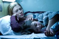 World War Z – Karen (Mireille Enos) und Constance (Sterling Jerins) sind auf dem Flugzeugträger nur so lange in Sicherheit, wie Gerry für die UN arbeitet.