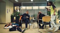 Testo – V. li. n. re.: Die Bankräuber unter Druck: Obwohl Pepsi (Stipe Erceg) dringend Hilfe braucht, machen Keko (Kida Khodr Ramadan), Barro (Veysel Gelin) und Stulle (Frederick Lau) weiter.