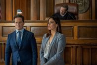 Nancy Drew – Carson Drew (Scott Wolf, Mitte l.); D.A. Jean Rosario (Erica Cerra, Mitte r.)