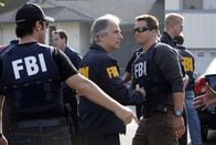 Numb3rs - Die Logik des Verbrechens – Seit Jahren jagt Agent Bloom (Henry Winkler, M.), ein Veteran vom FBI, einen Geist. Der besagte Mann schleicht sich in Firmen ein und hat bisher über zehn Millionen Dollar erbeutet. Kein leichtes Unterfangen für Bloom, Don (Rob Morrow, l.) und Colby (Dylan Bruno, r.) ...