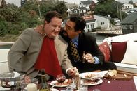 Stephen Kings Thinner - Der Fluch – Der wohlbeleibte Anwalt Billy Hallek (Robert John Burke, l.) feiert ausgiebig den Prozessausgang mit seinem Klienten, dem Mafia-Boss Richie Ginelli (Joe Mantegna, r.). Doch schon bald braucht er dessen Hilfe ...