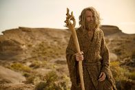 Der Herr der Ringe: Die Ringe der Macht – Der Fremde (Daniel Weyman) kommt zu seinem Zauberstab und zu seinem Namen: Gandalf.