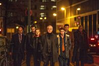 The Bank Hacker – Kurt Dietrich (Attila Georg Borlan, l.), Prince (Manuel Broekman, 2.v.l.), Ada (Ella-June Henrard, 3.v.l.), Alidor Van Praet (Gene Bervoets, M.), Jeremy (Tijmen Govaerts, 3.v.r.), Philip Daum (Marc Oliver Schulze, 2.v.r.) und Souleymane (Claude Musungayi, r.) sind bereit und entschlossen, ihre Mission, die Bank zu überfallen, durchzuführen.
