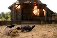 Oxen – Margrethe (Josephine Park) und Niels (Jacob Lohmann) bringen sich in Sicherheit, als die Jagdhütte in Flammen aufgeht.