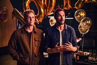 100 Dinge – L-R: Anton Katz (Matthias Schweighöfer) und Paul Konaske (Florian David Fitz)