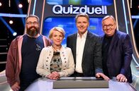 Quizduell – Moderator Jörg Pilawa (M.) mit den Kandidaten des Teams „Komik“: Bernd Stelter (r.) und Mirja Boes (2.v.l.) - sowie dem Teamkapitän Team "Deutschland", Dr. Tim Staufenberger (l.), Meeresbiologe aus Kiel.