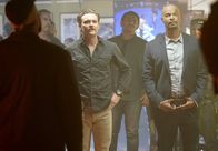 Lethal Weapon – Als Riggs (Clayne Crawford, l.) und Murtaugh (Damon Wayans, r.) in einer zwielichtigen Bar einen Verdächtigen namens Carl Edwards Befragen möchten, geben sich mysteriöser Weise alle Gäste als dieser aus.
