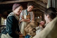 Outlander - Die Highland-Saga – Marie Hacke (Petronella Mueller), Caitriona Balfe (Claire Randall Fraser), Nicola Ransom (Rosewitha Mueller).