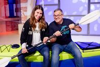 1, 2 oder 3 – Rennkanutin Pauline Jagsch (links) ist bei Elton (rechts) im Studio und berichtet von ihrem Weg zum olympischen Silber.