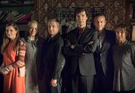 Sherlock – Neutrale Motive (von links nach rechts): Molly Hooper (Louise Brealey), Mary Morstan (Amanda Abbington), John Watson (Martin Freeman), Sherlock Holmes (Benedict Cumberbatch), Detective Inspector Lestrade (Rupert Graves) und Mrs. Hudson (Una Stubbs)