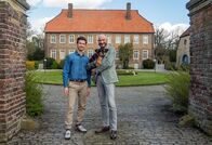 Haustierprofis – Moderator und Tierfreund Ralph Morgenstern begrüßt zusammen mit Tierarzt und YouTuber Dr. Karim Montasser Frauchen und Herrchen mit deren Hunden und Katzen, Vögeln, Kaninchen und Hamstern, aber auch Echsen und andere Exoten auf einem idyllischen Wasserschloss im Münsterland.