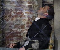 Scorpion – Eigentlich wollte Toby (Eddie Kaye Thomas) Happy einen Heiratsantrag machen, doch jetzt muss er erst einmal am Leben bleiben. Denn der instabile Mark Collins macht keine leeren Drohungen ...