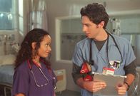 Scrubs - Die Anfänger – J.D. (Zach Braff, r.) leidet sehr darunter, dass Turk seine Zeit ausschließlich mit Carla (Judy Reyes, l.) verbringt und nichts mehr mit ihm unternimmt ...
