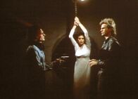 MacGyver – Murdoc (Michael des Barres, l.) hat Penny Parker (Teri Hatcher, M.) und MacGyver (Richard Deam Anderson, r.) in seiner Gewalt.