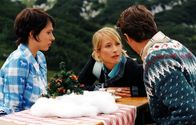 Stürmisch verliebt – Moderatorin Angie (Florentine Lahme, M.) und ihrem Freund, dem Wetter-Versicherungsmakler Robert (Roman Knizka, r.), das schmeichelhafte Angebot, Wetterfrosch beim Fernsehen zu werden ...