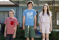 The Middle – Frankie und Mike nehmen Brick (Atticus Shaffer, l.), Axl (Charlie McDermott, M.) und Sue (Eden Sher, r.) mit auf einen Familienausflug ins Autokino. Dort entbrennt jedoch ein heftiger Streit darüber, welches Kind Frankie und Mike am liebsten mögen. Das Chaos ist perfekt, als Mike Axl auswählt ...