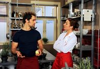 Rote Rosen – ARD ROTE ROSEN FOLGE 995 Uhr im ERSTEN. Nils (Gabriel Merz, l.) vermeidet in letzter Sekunde einen Streit mit Carla (Maria Fuch, r.) und lässt sich auf die Gourmetreise ein.