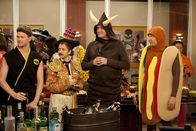 How I Met Your Mother – Es ist Halloween: Ted (Josh Radnor, r.), Marshall (Jason Segel, 2.v.r.), Barney (Neil Patrick Harris, l.) und Lily (Alyson Hannigan, 2.v.l.) feiern gemeinsam, nur Robin taucht nicht auf. Die Freunde machen sich Gedanken wo sie nur stecken könnte ...