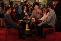 How I Met Your Mother – Ein gemeinsamer Abend endet mit vielen Missverständnissen und einer Festnahme: Barney (Neil Patrick Harris, 3.v.l.), sein Vater Jerry (John Lithgow, 3.v.r.), Ted (Josh Radnor, l.), Marshall (Jason Segel, r.), Lily (Alyson Hannigan, 2.v.r.) und Robin (Cobie Smulders, 2.v.l.) ...