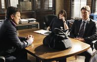 Castle – Ein Raubmord veranlasst Beckett (Stana Katic, M.) dazu, Raubspezialist Demming (Michael Trucco, r.) in die Ermittlungen einzubeziehen. Sehr zum Ärger von Castle (Nathan Fillion, l.) ...
