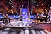 Quizduell-Olymp – Moderator Jörg Pilawa (M.) mit den Kandidatinnen des Teams „Musik“: Der Sängerin Johanna Mross (l.) und ihrer Mutter, der Musikerin Stefanie Hertel (2.v.l.), sowie dem Rateteam Marie-Lousie Finck (3.v.r.), Eckard Freise (2.v.r.) und Thorsten Zirkel (r.).