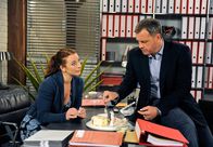 Rote Rosen – ARD ROTE ROSEN FOLGE 1263 Uhr im ERSTEN. Carla (Maria Fuchs, l.) und Torben (Joachim Kretzer, r.) einigen sich auf eine kleine Hochzeit in Frankreich.