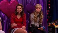 iCarly – L-R: Shannon Mitchell (Annamarie Kenoyer), Sam Puckett (Jennette McCurdy)