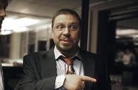 Nachtschicht – Kommissar Erichsen (Heinz Rohde) bei der Arbeit im Präsidium: "Gibt es schon neue Hinweise zum Verbleib von Felix Santini?"