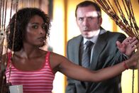 Death in Paradise – Camille (Sara Martins) und DI Richard Poole (Ben Miller) bei Nachforschungen.