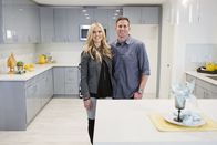 Die Super-Makler - Top oder Flop? – Hoffen mit ihrem hochwertigen Design auf einen gewinnbringenden Verkauf der Immobilie im Mid-Century-Stil: Makler-Paar Christina (l.) und Tarek (r.) ...