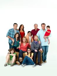 Modern Family – v.li.: Nolan Gould (Luke Dunphy), Ty Burrell (Phil Dunphy), Sarah Hyland (Haley Dunphy), Sofía Vergara (Gloria Delgado), Julie Bowen (Claire Dunphy), Rico Rodriguez (Manny Delgado), Ariel Winter (Alex Dunphy), Ed O'Neill (Jay Pritchett), Jesse Tyler Ferguson (Mitchell Pritchett), Eric Stonestreet (Cameron Tucker).