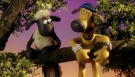 Shaun das Schaf – Shaun und Bitzer besprechen einen Plan, wie sie sich die Kokosnuss öffnen können.