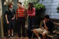 Two and a Half Men – Während Judith (Marin Hinkle, 2.v.r.) und Alan (Jon Cryer, l.) etwas Mitleid mit Charlie (Charlie Sheen, r.), nach der Trennung von Chelsea haben, sieht Jake (Angus T. Jones, l.) in seinem Onkel, nur eine Heulsuse ...