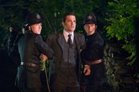 Murdoch Mysteries – Detective Murdoch (Yannick Bisson, Mitte) wird von Constable Higgins (Lachlan Detective Murdoch, links) und Constable Crabtree (Jonny Harris, rechts) zurückgehalten, während das Versteck niederbrennt.